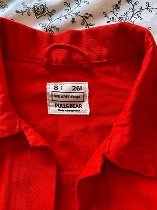 Cazadora vaquera roja Pull&Bear Talla S