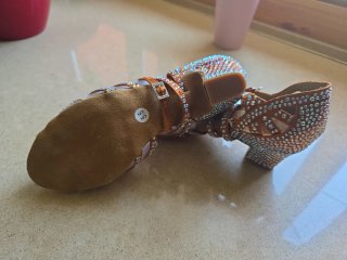 Zapatos de baile dorados con pedrería