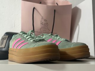 Zapatillas Adidas Gazelle plataforma verde y rosa
