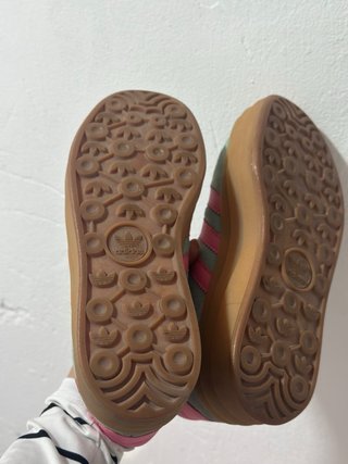 Zapatillas Adidas Gazelle plataforma verde y rosa