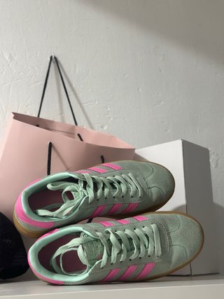 Zapatillas Adidas Gazelle plataforma verde y rosa