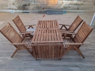 Mesa y 5 sillones de madera