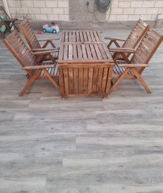 Mesa y 5 sillones de madera