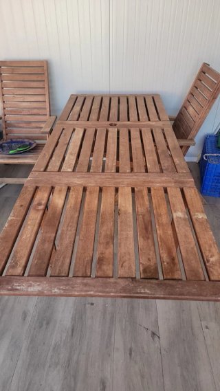 Mesa y 5 sillones de madera