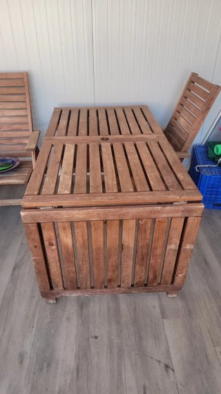 Mesa y 5 sillones de madera