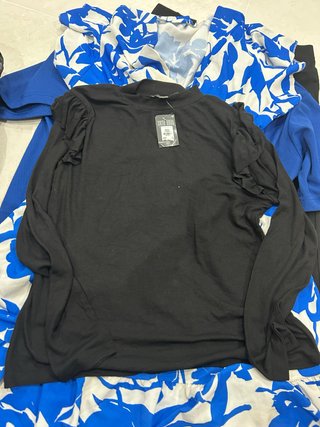 Camiseta negra XL con volantes