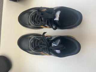 Zapatillas Munich Negras y Doradas