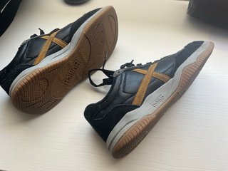Zapatillas Munich Negras y Doradas