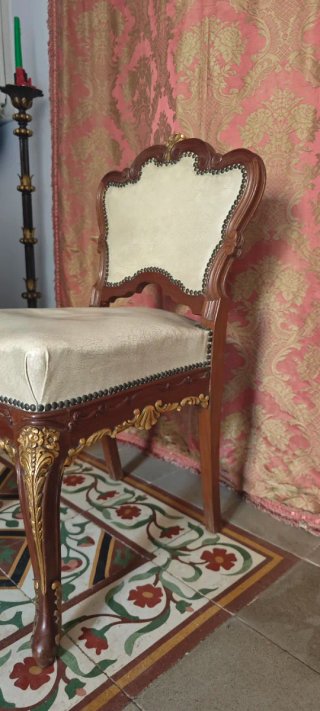 Silla baja antigua de madera y cuero.