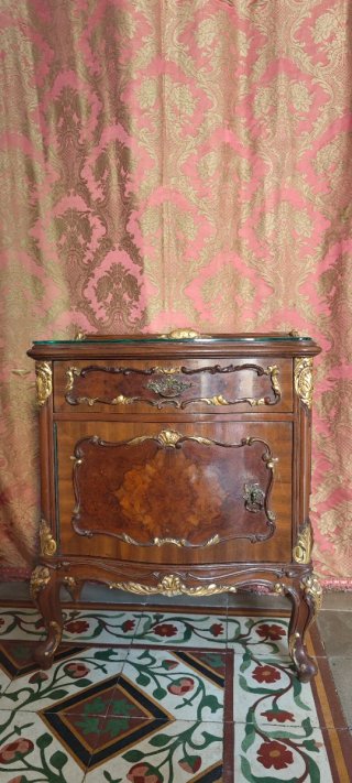 Silla baja antigua de madera y cuero.
