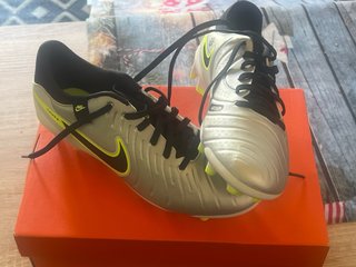 Botas de fútbol Nike Tiempo plateadas