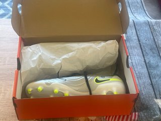 Botas de fútbol Nike Tiempo plateadas