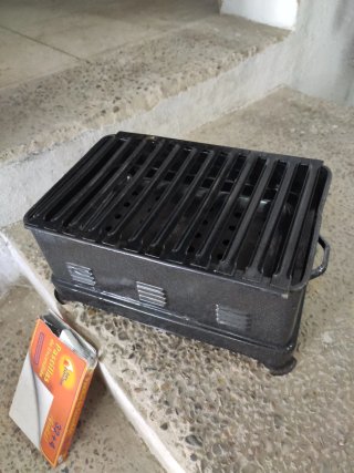 Barbacoa metálica negra