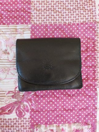 Carteras de piel marrón y negra