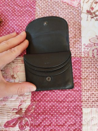 Carteras de piel marrón y negra