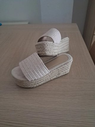 Sandalias cuña beige y blancas