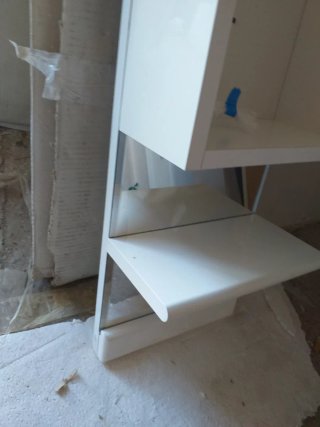 Armario blanco de madera y cristal