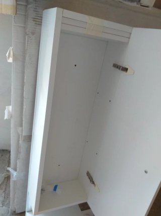 Armario blanco de madera y cristal