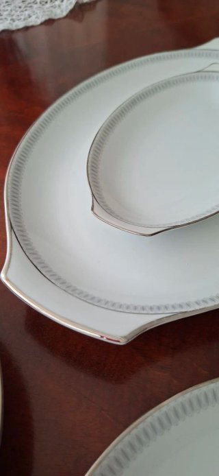 Vajilla porcelana blanca y gris con perfil platead
