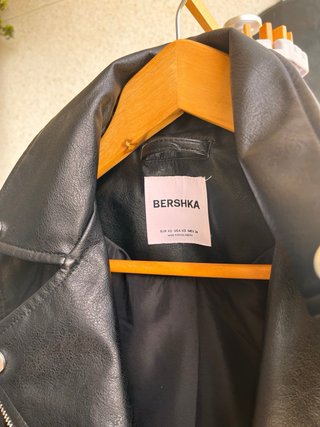 Chaqueta BERSHKA efecto piel negra