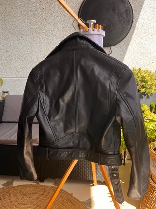 Chaqueta BERSHKA efecto piel negra
