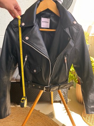 Chaqueta BERSHKA efecto piel negra