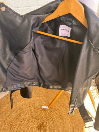 Chaqueta BERSHKA efecto piel negra
