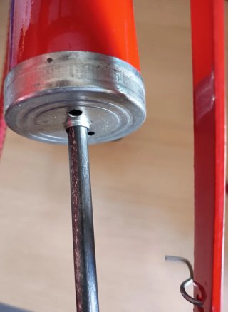 Bomba de pie con manómetro