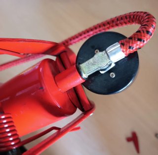 Bomba de pie con manómetro