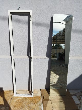Puerta pequeña aluminio con espejo