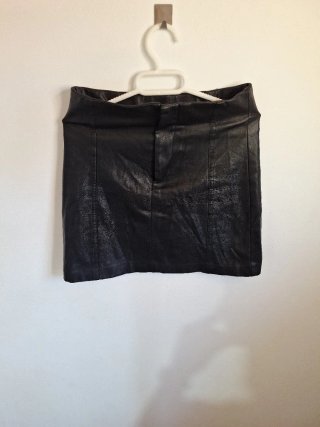 Falda negra efecto piel