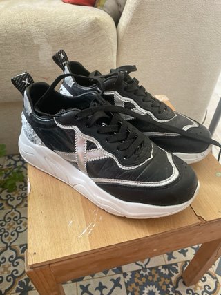 Zapatillas Munich Mujer Negras y Plateadas