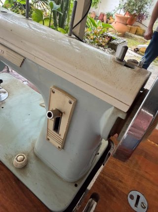 Máquina de coser antigua con mesa