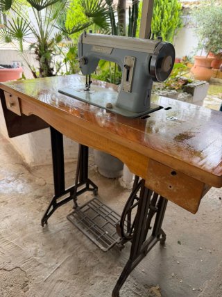 Máquina de coser antigua con mesa