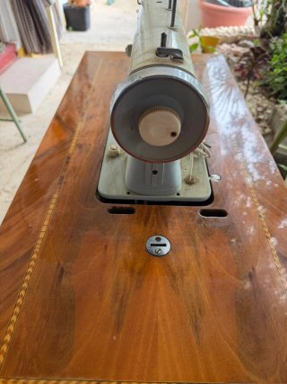 Máquina de coser antigua con mesa