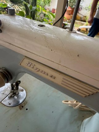 Máquina de coser antigua con mesa