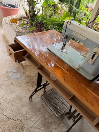 Máquina de coser antigua con mesa