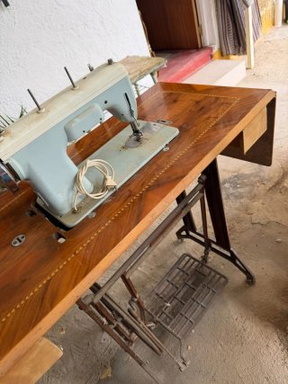 Máquina de coser antigua con mesa