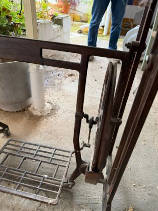 Máquina de coser antigua con mesa