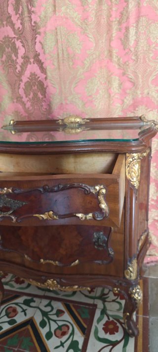 Mesita auxiliar antigua de madera y cristal