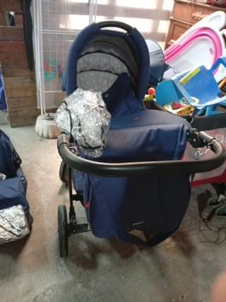 Carrito de bebé azul sin usar