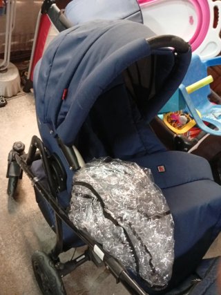 Carrito de bebé azul sin usar