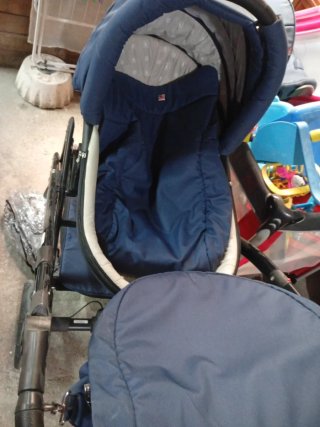 Carrito de bebé azul sin usar