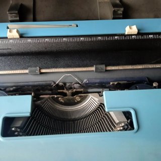 Macchina da scrivere Olivetti Studio 46 blu