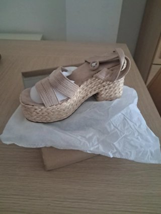 Sandalias de cuña beige verano