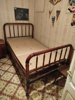 Cama antigua individual de madera