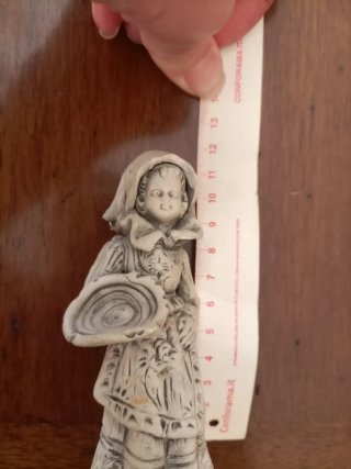 Statuetta donna con cesto