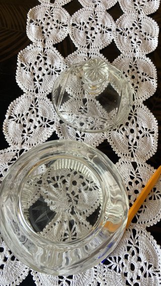 Bombonera de cristal con tapa dorada
