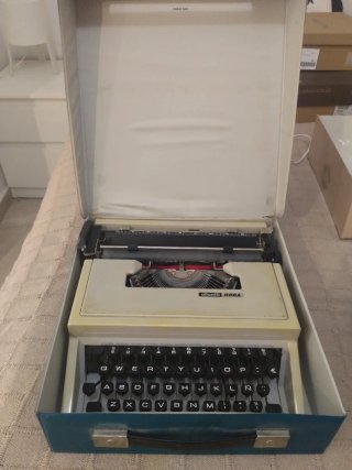 Olivetti DORA máquina de escribir