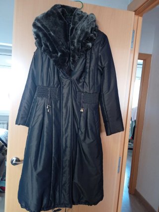 Chaqueta larga negra con cuello de pelo